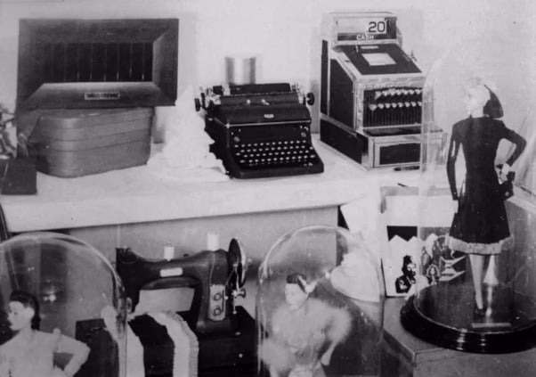 Entre os itens da cápsula do tempo de Jacobs estão gravações do clarinetista Artie Shaw, filmes mostrando eventos fotografados de 1898 em diante, 100 livros em microfilme e livro de registros, detalhando cada objeto e sua forma de usar.