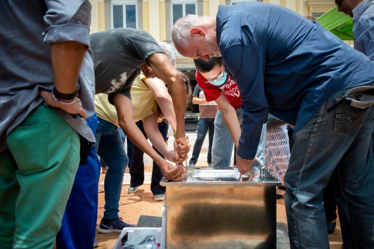 Aqui no Brasil, o Museu Nacional, da UFRJ, divulgou a sua primeira cápsula do tempo selada, em 2022, com mais de 100 itens do dia a dia, como jornais, documentos, vídeos e Kit Covid, e que deverá ser aberta somente daqui a 50 anos.