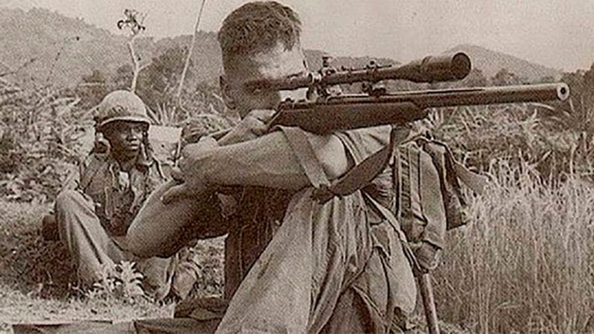 Seu armamento era uma Winchester 70 (na foto, sendo usada por Hathcock). Ganhou várias honrarias militares (incluindo a cobiçada Estrela de Prata). Mas a maior homenagem foi algo raro: um armamento que leva seu nome. Ou melhor, seu apelido. 
