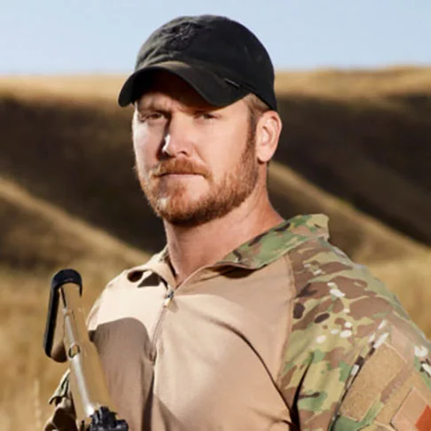 Chris Kyle (Estados Unidos) - Nasceu em 1974 e morreu em 2013. Atirador de elite da Marinha (Seals), construiu a fama por abater oficialmente 160 inimigos. Assim como Hathcock, já citado anteriormente, ganhou a condecoração Estrela de Prata.