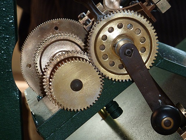 O dispositivo funciona através de uma manivela e combina, simultaneamente, imagem, nome em inglês e pronúncia de determinados objetos.