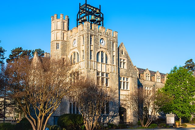 Como uma espécie de tumba do Faraó, Thornwell Jacobs criou a cápsula do tempo em uma grande sala, localizada em Phoebe Hearst Hall, na Oglethorpe University, na Geórgia, EUA, com artefatos da década de 1930 e dos últimos 6 mil anos.