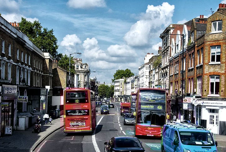 Logo atrás vem Londres, na Inglaterra, com 190 mil moradores brasileiros.