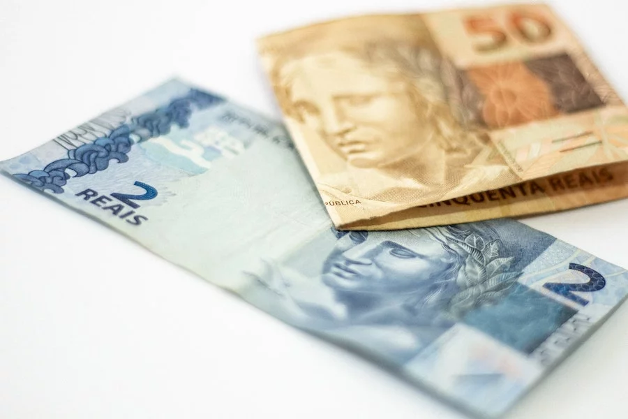 Este crime causa prejuízo aos comerciantes e à própria economia brasileira, visto que este dinheiro falso não tem valor e não é trocado pelo Banco Central. 