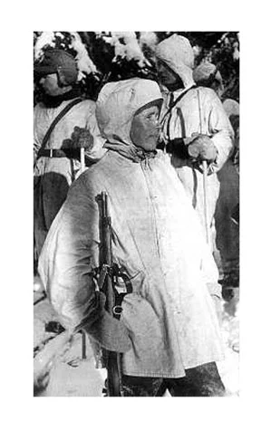 Simo Hayha (Finlândia) - Nasceu em 1905 e morreu em 2002. É o Pelé dos Snipers e primeiro colocado em todas as listas sobre atiradores. Não por acaso. Em 1939, famoso por sua perícia, foi convocado para combater a Rússia, que havia invadido o país. E arrasou. 