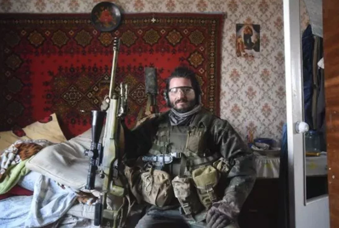 Quando chegou à Ucrânia para lutar contra os invasores russos, o atirador de elite (sniper) Wali provocou comentários - uns falsos, outros verdadeiros. 