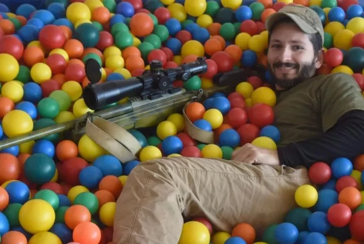 Ele chegou a ser dado como morto e redes sociais divulgaram que ele foi abatido 20 minutos após chegar ao país. Em resposta, Wali publicou uma foto inimaginável. Ele, armado com rifle, num brinquedo infantil: uma piscina de bolinhas.