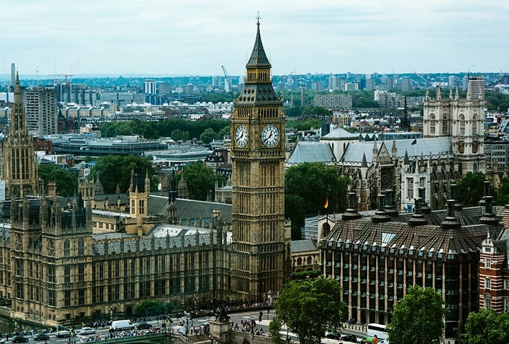 #6- A torre do Big Ben tem uma altura total de 96 metros e é uma das atrações mais visitadas em Londres. Seu estilo arquitetônico é uma mistura de elementos góticos e renascentistas, o que confere um visual imponente e magnífico ao local.
