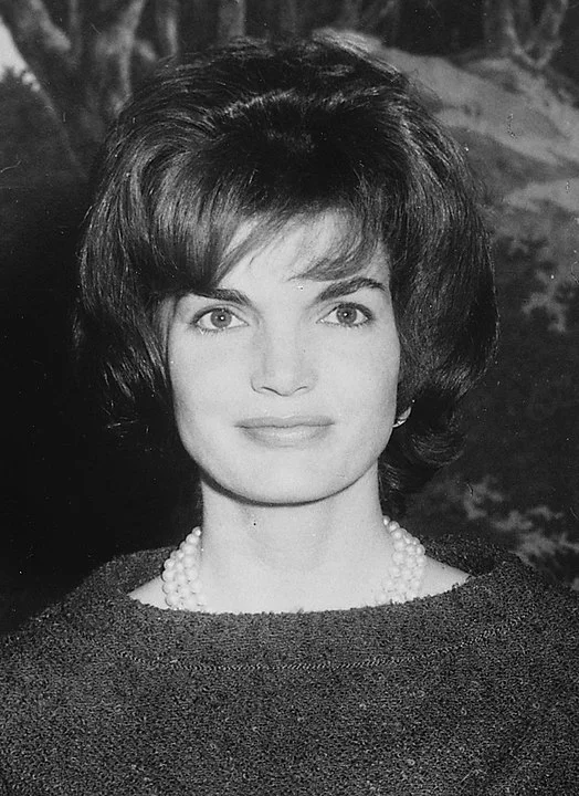 A ausência da primeira-dama Jackie Kennedy reforçou a tese de que Marilyn e John eram amantes. Mas é possível que Jackie não tenha faltado por outra razão:  a cerimônia tinha um objetivo de arrecadação de campanha - tipo de evento ao qual ela nunca comparecia.  