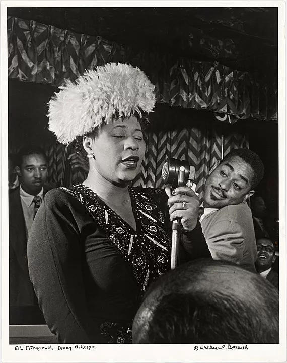 Instável no amor, mas leal aos amigos. Uma das divas do jazz,  Ella Fitzgerald recebeu um empurrão no começo da carreira. Por causa do racismo nos EUA, ela não podia fazer show na principal casa: Mocambo. Marilyn fez acordo com o dono: sentaria na primeira fila em todos os shows, para atrair visibilidade. Deu certo.