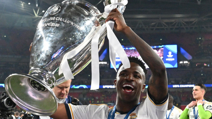 Real Madrid's players lift the trophy to celebrate their victory at the end of the UEFA Champions League final football match between Borussia Dortmund and Real Madrid, at Wembley stadium, in London, on June 1, 2024. (Photo by INA FASSBENDER / AFP) 