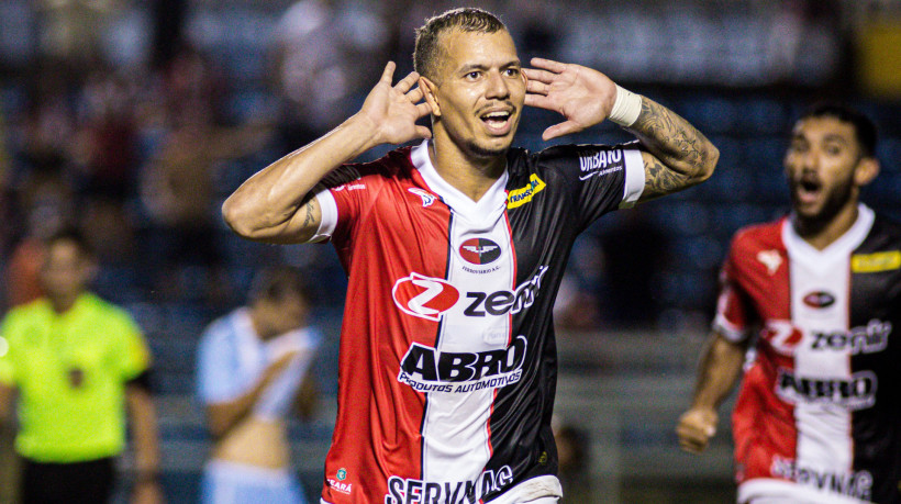 Marcelinho, atacante do Ferroviário, comemora o gol da vitória 