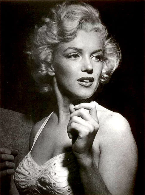 Norma, então, passava, naquele momento, a ser Marilyn Monroe. Em 1946, ela divorciou-se para se dedicar apenas à carreira de atriz. E virou loira platinada, o que acabou tornando-se uma marca.  
