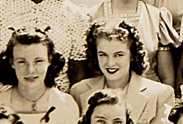 Para viver numa casa própria, ela casou-se cedo, aos 16 anos, com James Dougherty, que tinha 21 e trabalhava na Lockheed Corporation, uma empresa aeroespacial. 