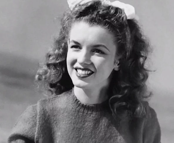 Quando ele foi para a II Guerra Mundial, Norma foi morar com os sogros e começou a trabalhar numa fábrica. 