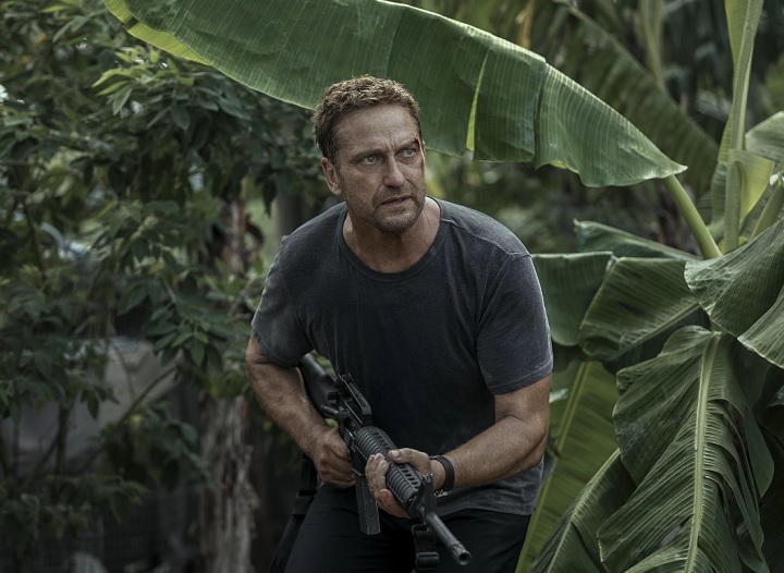 Com a ajuda de um acusado de assassinato que estava sendo transportado pelo FBI, e uma comissária de bordo, Torrance precisa elaborar um plano para resgatar os reféns e escapar da ilha.