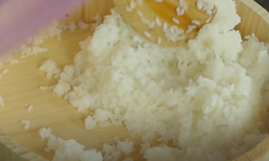 Arroz Glutinoso ou Mochigome -Com alta quantidade de amilopectina, se sobressai por sua pegajosidade. Essencial na produção de doces tradicionais asiáticos, como mochi. Muito consumido no Japão e em outras regiões asiáticas.