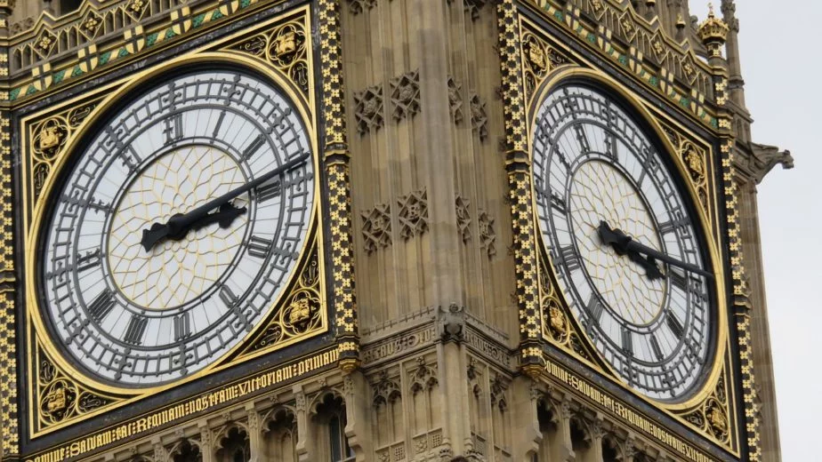 #14- O relógio da torre é conhecido por sua precisão impressionante. Ele é ajustado regularmente por horologistas especializados para garantir que esteja sempre marcando as horas de forma precisa.
