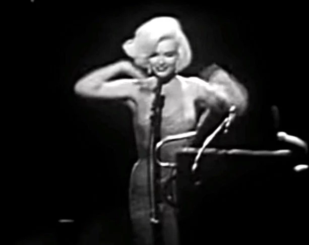As suspeitas ficaram mais fortes quando, na celebração do aniversário de 45 anos de Kennedy, no Madison Square Garden, Marilyn cantou Parabéns pra Você de um jeito provocante e sedutor. 