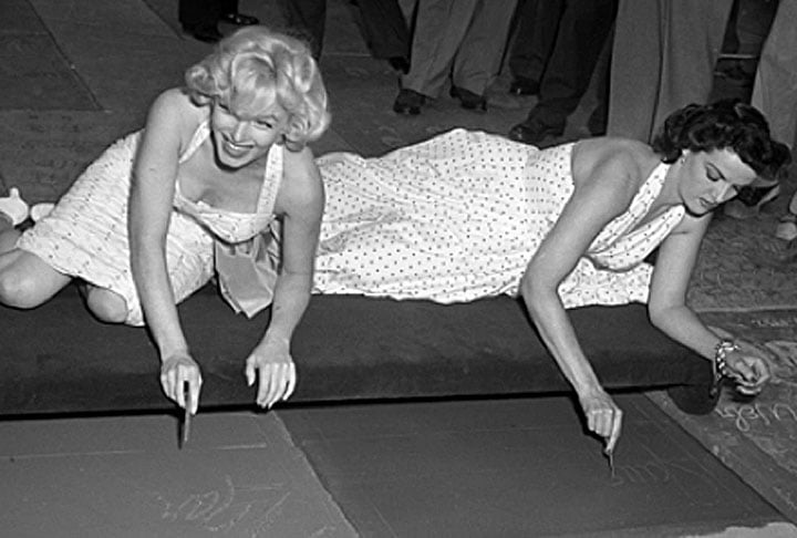 Porém, foi justamente este filme que levou ambas a imortalizarem mãos e pés no pátio do Grauman's Chinese Theatre 