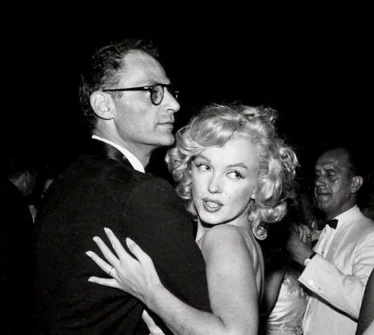 Ela foi casada com o jogador de beisebol Joe DiMaggio (1954-1955) e com o dramaturgo Arthur Miller (1956-1961 - foto) . Mas teve vários casos, com Marlon Brando e Frank Sinatra, entre outros. 