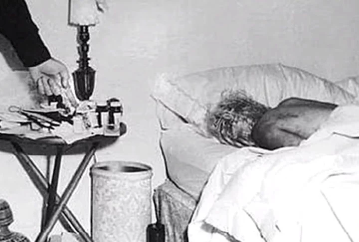 Os problemas emocionais de Marilyn fizeram com que ela recorresse a remédios. Em 5/8/1962, ela foi encontrada morta, no quarto de sua casa em Los Angeles, e o laudo apontou excesso de barbitúricos. 