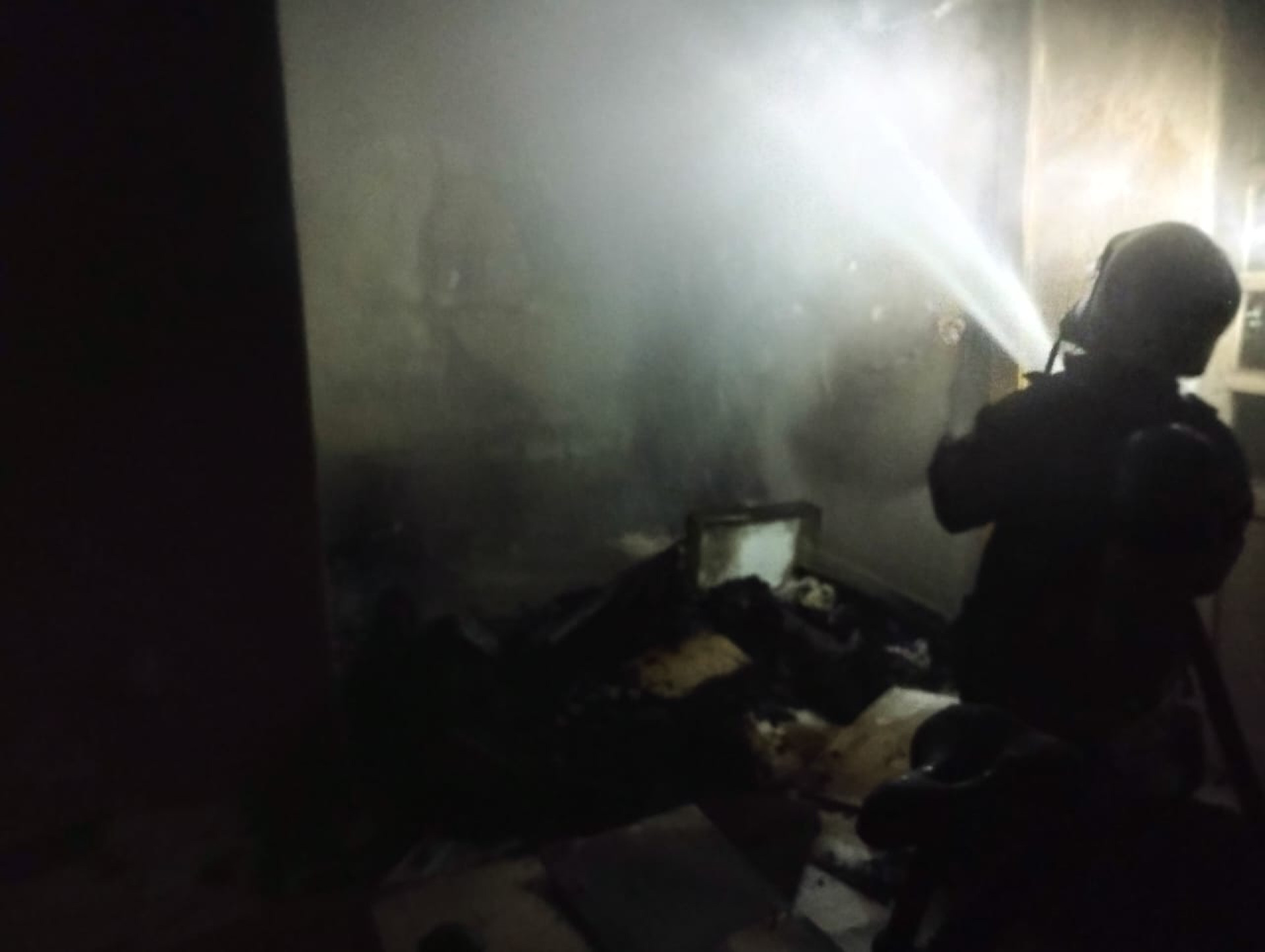 Incêndio aconteceu na madrugada deste sábado, 1º