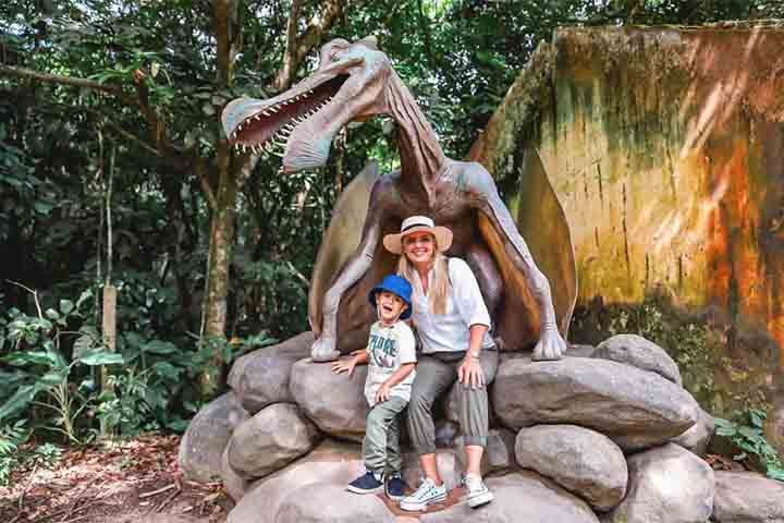 Cada dinossauro tem uma história, é um personagem, explica Clare. Já a arquitetura ficou com João Uchoa e Gabriela Brunato. João é quem cria os palcos do Rock in Rio.