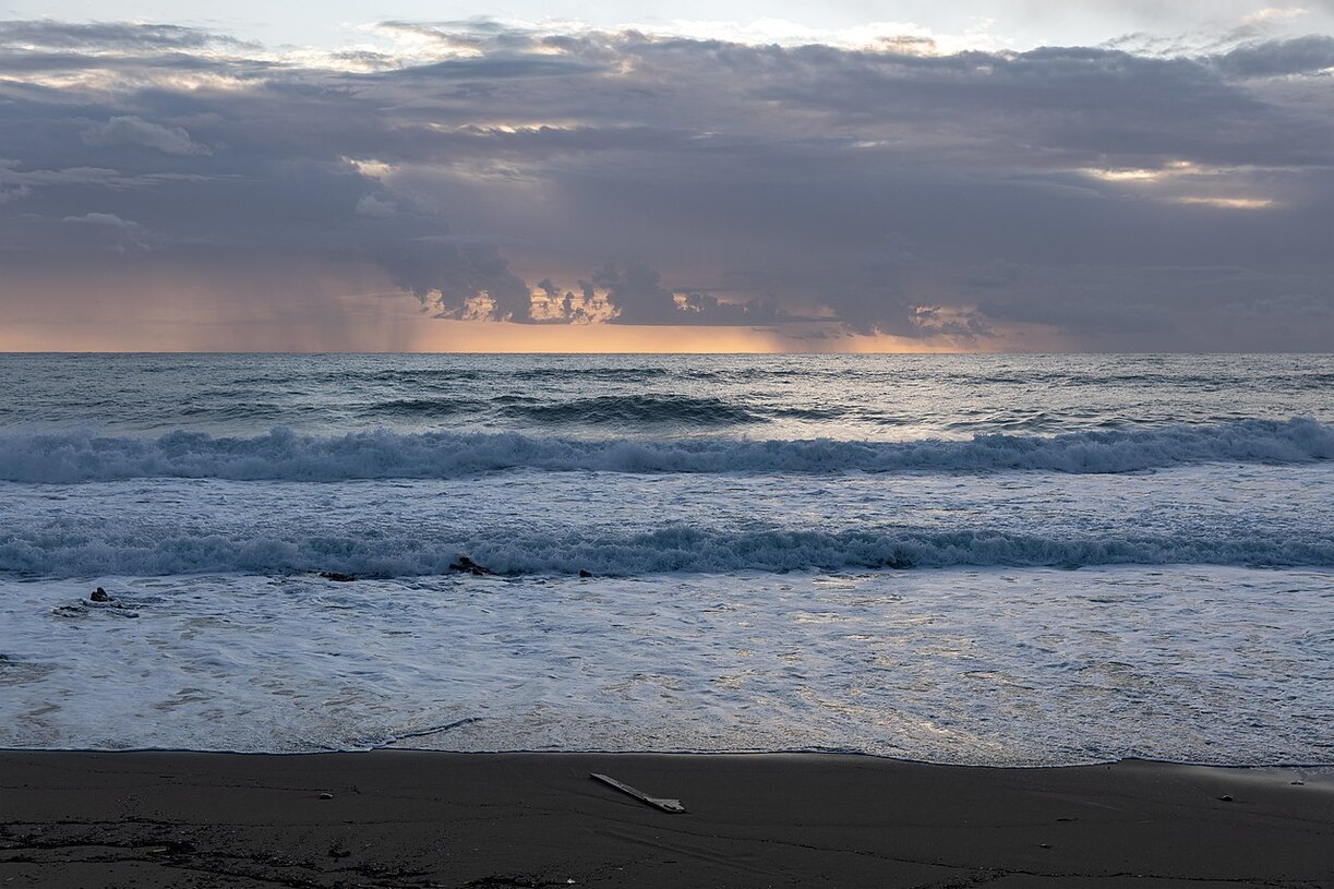 Ele está localizado na Bacia do Levante, perto do monte submarino chamado Eratóstenes, que deu nome ao desfiladeiro.
