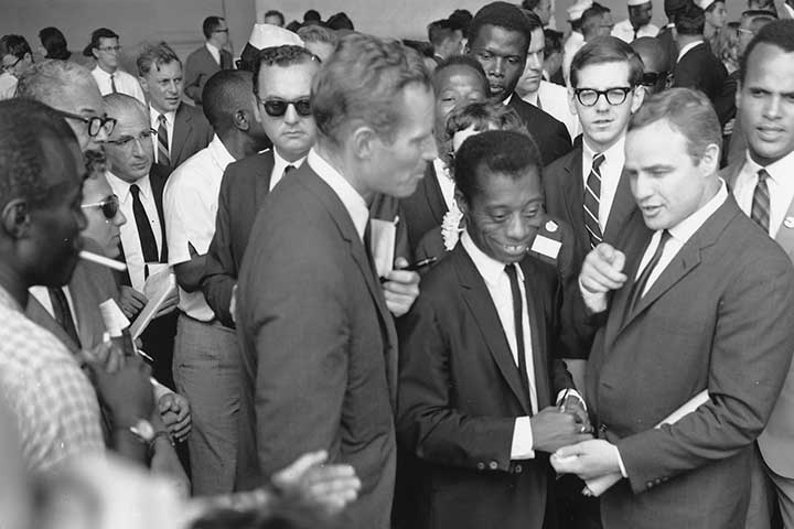 Brando, cujo apelido de infância era Bud, era um mímico desde a juventude e, então, se destacou no teatro na escola. Ele decidiu seguir suas irmãs para Nova York, estudando na American Theatre Wing Professional School, com o influente diretor alemão Erwin Piscator.