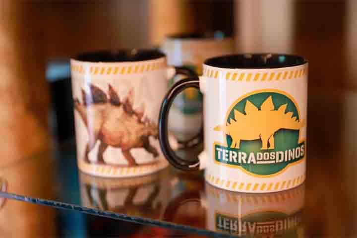 Este é um espaço onde a diversão e a educação se combinam para incentivar a consciência ecológica e o respeito pela natureza. Além de contar com o DinoShop, que vende artigos do parque e lembranças para que os visitantes possam levar a relembrar de momentos inesquecíveis. 