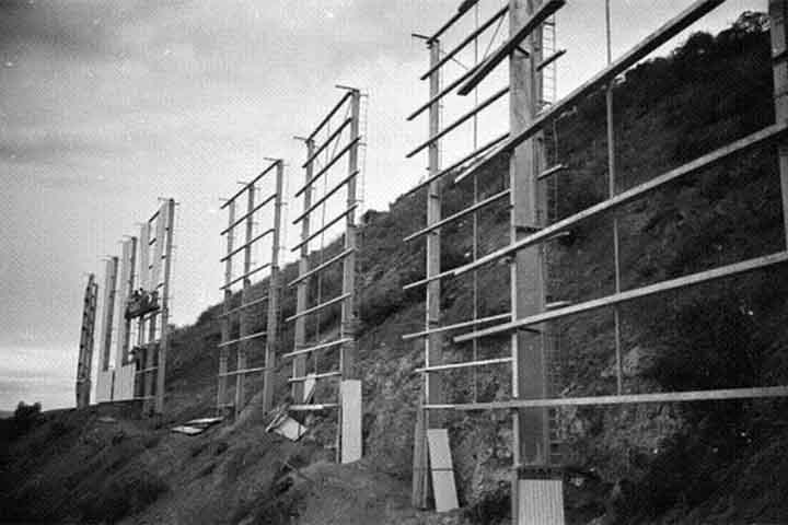 O que mais contribuiu para tornar o letreiro um emblema foi sua aparição em filmes como Terremoto (1974), O Dia dos Gafanhotos (1975) e Superman: O Filme (1978).