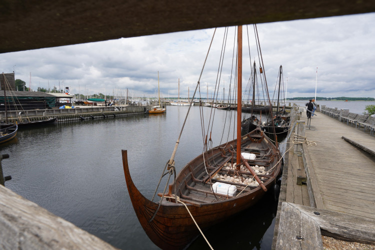 Navio atracado em um porto perto do Museu do Navio Viking em Roskilde, Dinamarca