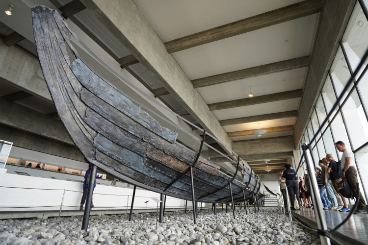 Visitantes no Museu do Navio Viking em Roskilde, Dinamarca