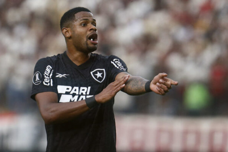 Após vitória do Botafogo com gol de Júnior Santos, treinador diz que jogador está com foco o Glorioso, mas cobiça de clubes é normal