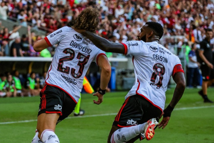 David Luiz e Gerson comemoram gol diante do Vasco, no Maracanã