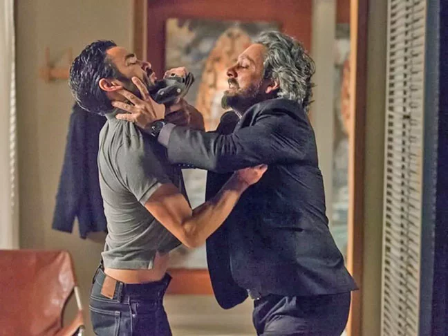 Na sequência da obra, a verdade foi impactante. Seu opositor era José Pedro, papel de Caio Blat, um dos filhos do Comendador que ansiava por assumir o posto de administrador da empresa de joias e, consequentemente, a fortuna.