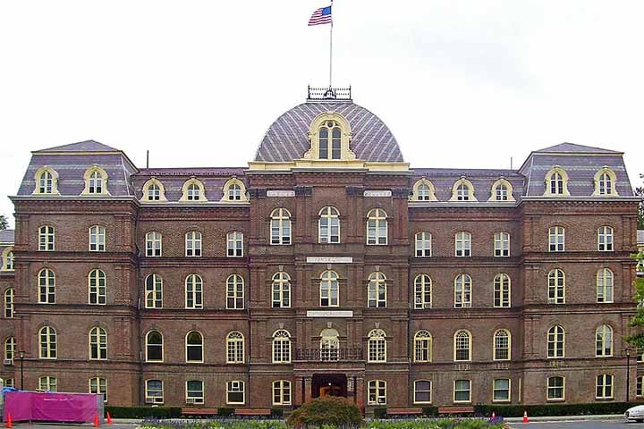 Localizada no estado de Nova York, a Vassar College é uma das mais tradicionais e renomadas faculdades de artes dos Estados Unidos. 
