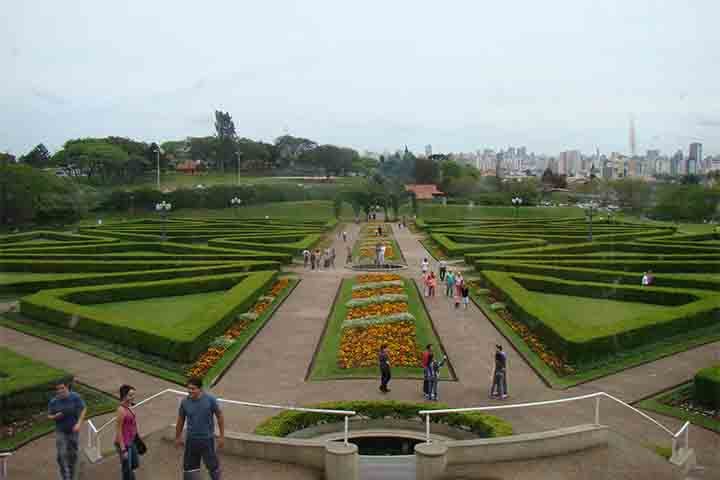 Versões de pedra nórdica alinham-se nas margens do Mar Báltico, enquanto padrões de labirinto conhecidos como Chakra Vyuha (Formação de Roda Giratória) estão inscritos nas paredes dos templos indianos. A arte tribal dos nativos americanos inclui o icônico padrão Tohono O'odham (Homem no Labirinto).