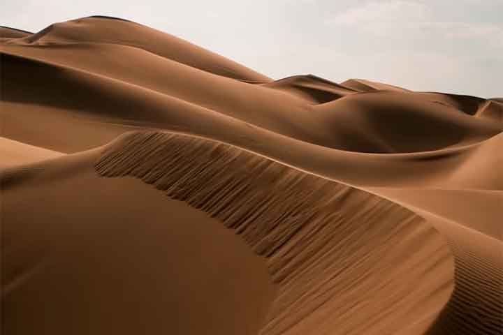 Na nossa câmara escura, vemos a luz destes grãos de areia. Quanto mais brilhante a luz mais velhos serão os grãos de sedimentos e mais tempo passou desde que foram enterrados, detalhou o pesquisador. 