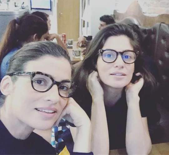 Renata Vasconcellos e Lanza Mazza - Elas são praticamente idênticas. Renata é jornalista e âncora do Jornal Nacional, na TV Globo. Já Lanza é estilista.