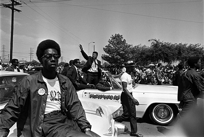 Em 1967, Muhammad Ali (ao fundo na foto) teve o título mundial retirado e foi proibido de lutar por três anos e meio por ter se recusado a ir para a guerra no Vietnã. 