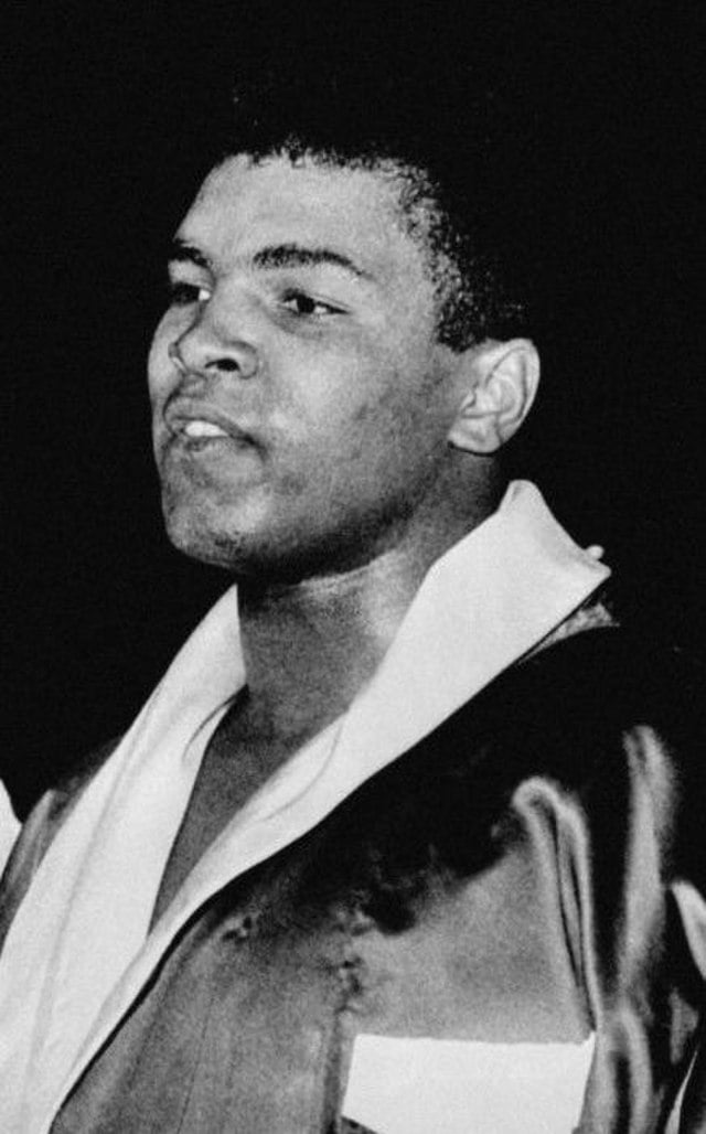 Cassius Clay se converteu ao Islamismo em 1964 e passou a ser chamado como Muhammad Ali. 
