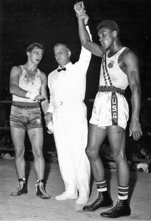 Após se destacar no cenário nacional dos EUA no boxe amador, Muhammad Ali, ainda como Cassius Clay, foi medalha de ouro nos Jogos Olímpicos de Roma, em 1960.