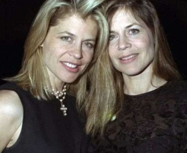 Linda Hamilton e Lesli Hamilton - Conhecida por seu papel em O Exterminador do Futuro, como Sarah Connor, Linda tem uma irmã gêmea, Lesli, que chegou a participar de três cenas do filme.