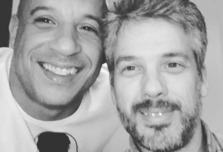 Vin Diesel e Paul Vicent - Apesar de não se parecerem tanto nos dias atuais, Vin Diesel e Paul Vicent são gêmeos. O ator de Hollywood disse em entrevistas que seu irmão lembra mais o falecido ator Paul Walker, que foi seu parceiro nos filmes da franquia Velozes e Furiosos. 