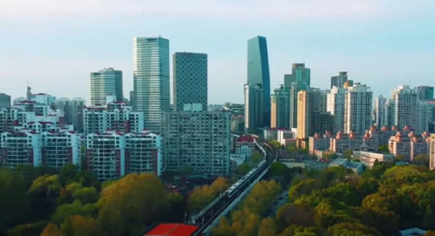 A China é mais um país com mais de dois milênios de existência, já que se tornou independente em 221 A.C. Além disso, é um dos países mais populosos do mundo com mais de 1,4 bilhão  de habitantes.