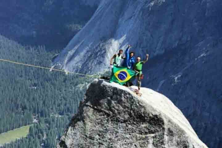 Na preparação para a travessia, Caio Afeto contou com a ajuda de dois amigos, Gustavo Fontes e Riki Lopes. Eles subiram até o topo da pedra Lost Arrow Spire e deram suporte mental ao atleta. 
