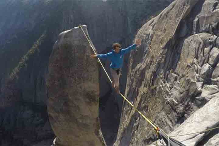 Em 1985, o norte-americano Scott Balcom fez no Yosemite a primeira travessia Highline na história a 880 metros de altura. Por isso, a localidade na Califórnia tornou-se icônica para os praticantes e fãs da modalidade extrema.
