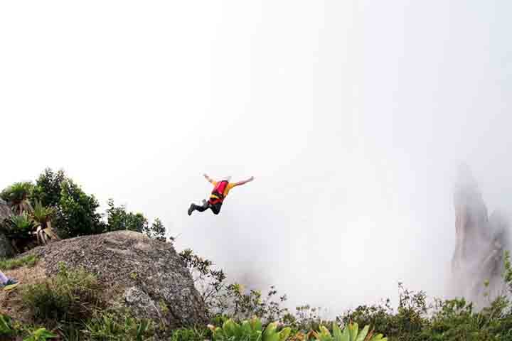 Em 2013, Caio Afeto concluiu o mais alto e longo highliner do Espírito Santo na Pedra dos Cinco Pontões: 250 metros de altura e 52 metros de distância. 
